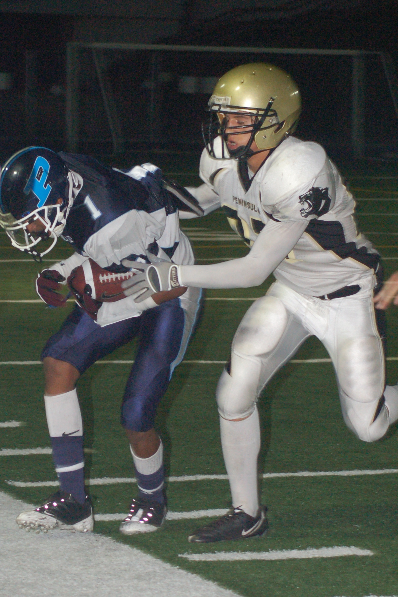 Loren Artis keeps his foot inbounds as he makes a catch for a first down in Palisades' 22-21 loss to Peninsula. Photo: Jared Rosen