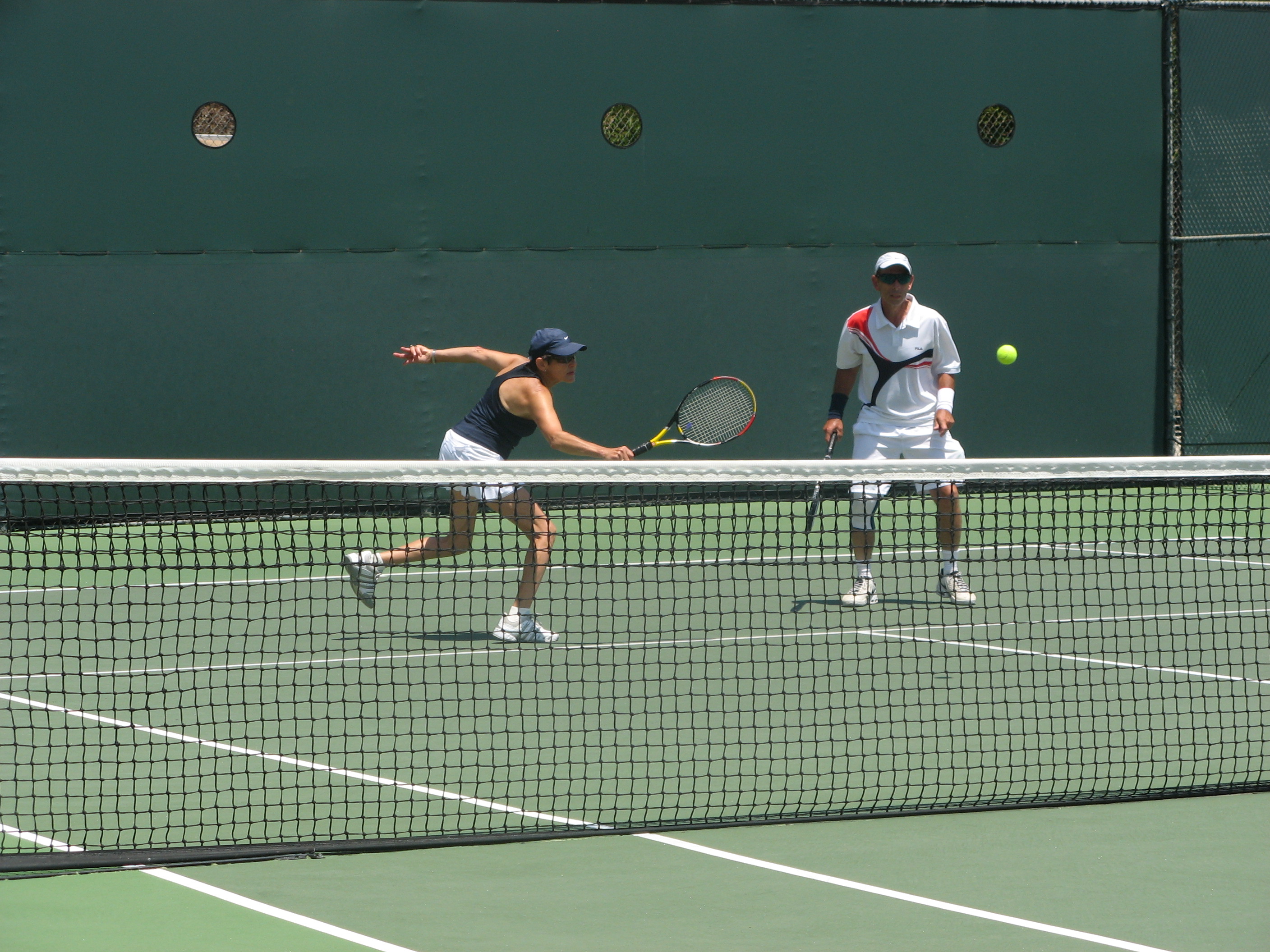 Pacific Palisades native Curt Toppel partnered with Jesse Rambis to place 13th out of 64 teams at the Manhattan Beach Open last week. This year, he played indoors with Lamia, a club in Greece. Photo: Greg Keenan