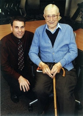 Legendary basketball coach John Wooden with Sports Editor Steve Galluzzo after a journalism class at USC in 2004.