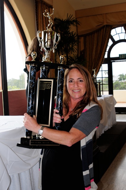 Palisades B1 (Flight A) Division Captain Roberta Turkell with the first-place trophy at Riviera Country Club. Photo: Laurie Rosenthal.