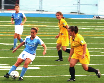 Pali Blues midfielder Brittany Klein dribbles towards goal Friday against Real Colorado at Stadium by the Sea. Photo: Lawrence Shin