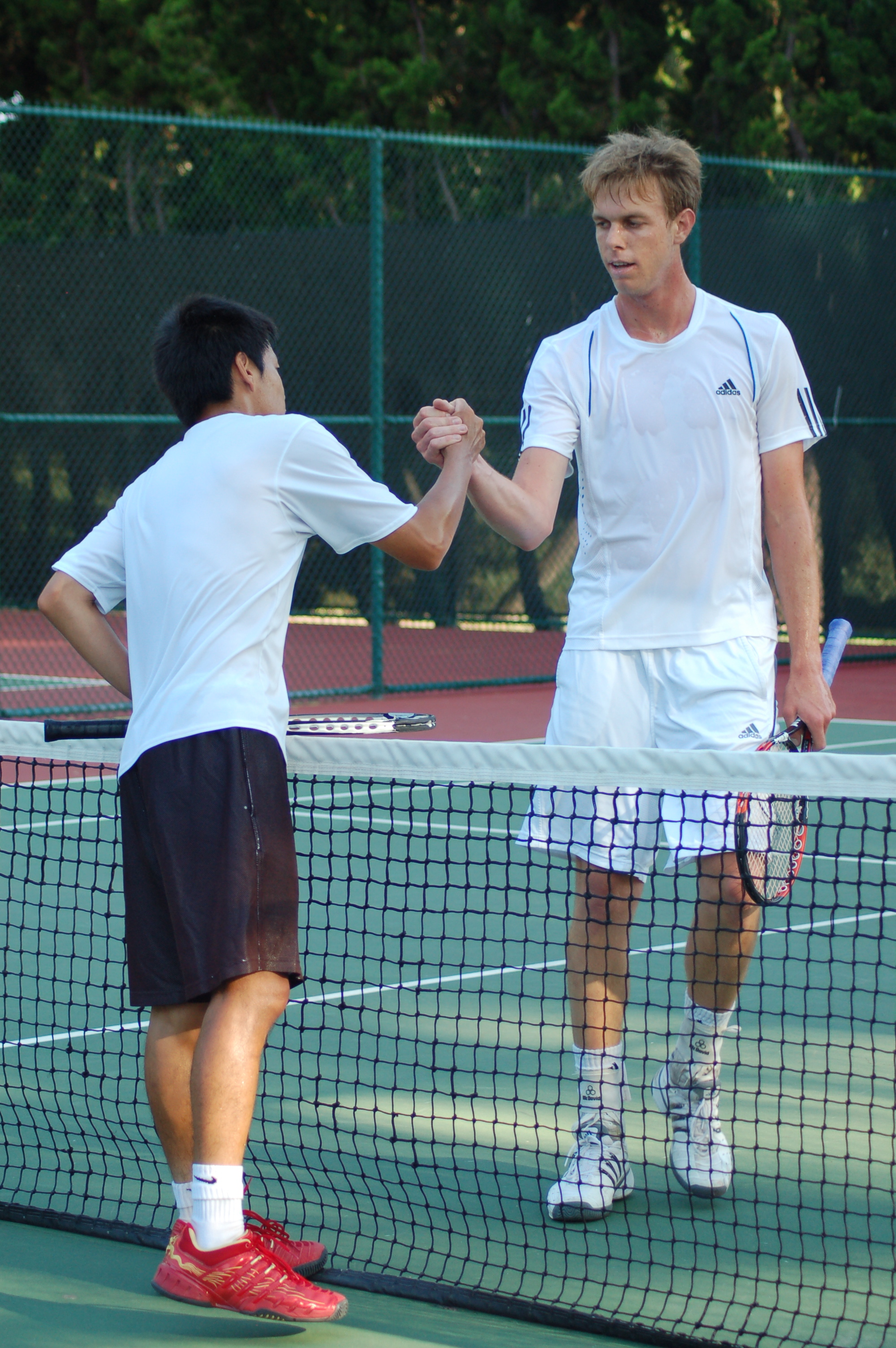 Phillip King (left) shakes hands with Sam Querrey after winning their semifinal match, 21-20, during Sunday's Shotgun 21 World Championships at the Palisades Tennis Center. Photo: Jared Rosen