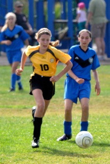 Caitlin Keefe dribbles upfield in the Pali Storm's final game.