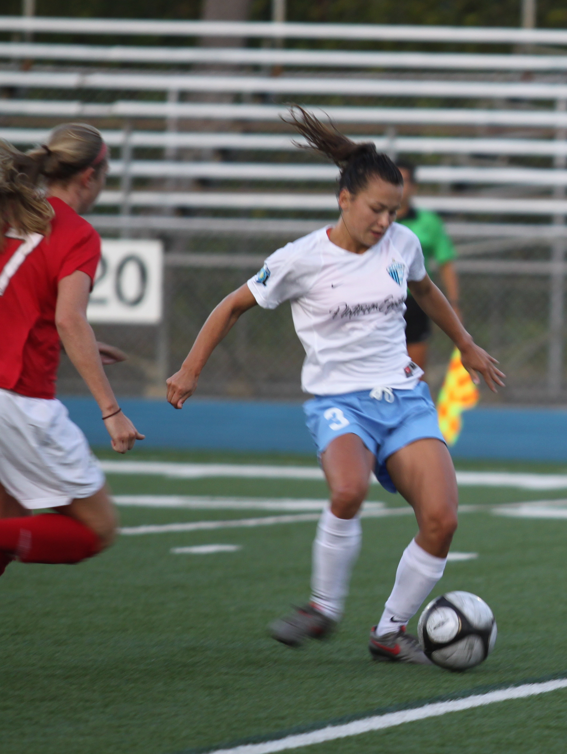 Palisadian Ali Riley passes to a teammate in the first half of the Blues' 5-2 playoff victory over Colorado on Saturday at Stadium by the Sea. Photo: Chris Alexakis