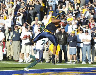 Wide receiver Geoff McArthur leaps to catch a touchdown pass in California's 28-27 win over Oregon on November 6. Photo: Michael Pimentel