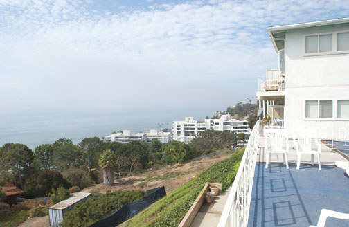 The Fontainebleau and Palisades Hawaiian apartment complexes, located on Sunset Boulevard across from Marquez Avenue, offer tenants sweeping ocean views.