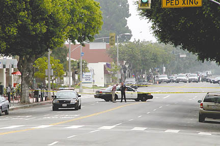 Police closed off a portion of Sunset for several hours while the bomb squad searched the First Federal Bank for explosives. The all clear was given just before 1:30 p.m. Photo: Dennis Chapman/International Press