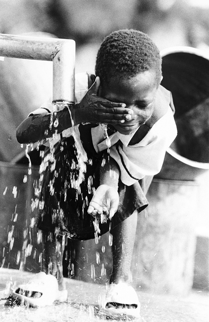 Clean water increases hygiene in West Africa and helps to prevent diseases like trachoma, which can lead to blindness. Northern Ghana, January 2006. Photo by Gil Garcetti, courtesy of the Fowler Museum at UCLA.