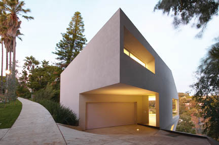 View of Hill House from Chautauqua Blvd., south of Sunset. Photo by Eric Staudenmaier, courtesy of Johnston Marklee & Associates