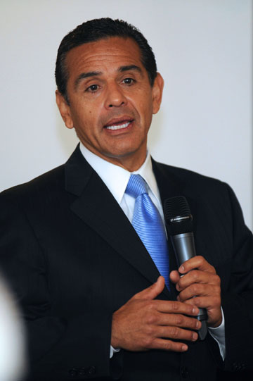 Los Angeles Mayor Antonio Villaraigosa addresses a Pacific Palisades Chamber of Commerce breakfast gathering at the Aldersgate Retreat Center last Wednesday    Rich Schmitt/Staff Photographer