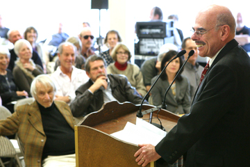 Congressman Henry Waxman addresses a packed audience at the Woman's Club that included County Supervisor Zev Yaroslavsky (center) in the front row.